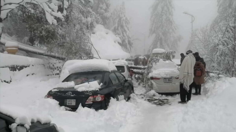 СМИ: из-за мощного снегопада в Пакистане погибло более 20 человек