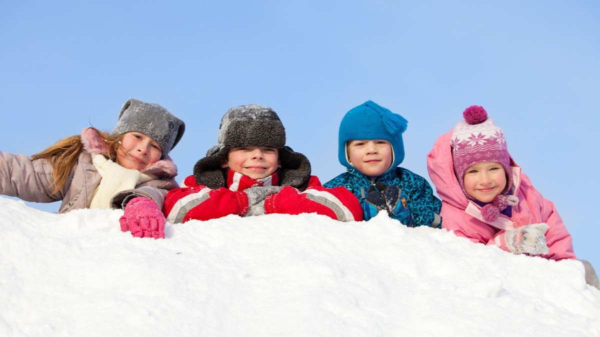 дети на горе снега