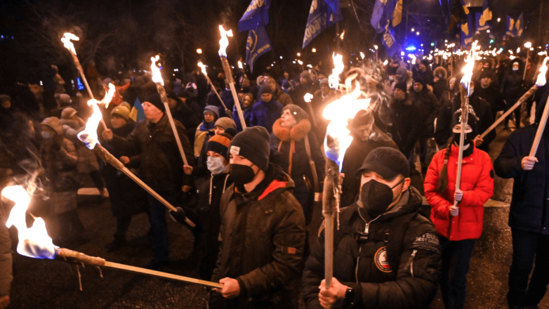 В Киеве националисты устроили факельное шествие в честь Бандеры