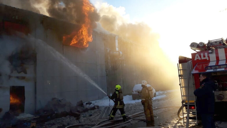 Пожар на складе в Химках распространился на площади до 2,7 тысяч квадратных метров