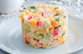 Праздничная кухня: салат с крабовыми палочками и рисом