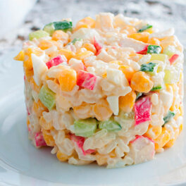 Праздничная кухня: салат с крабовыми палочками и рисом