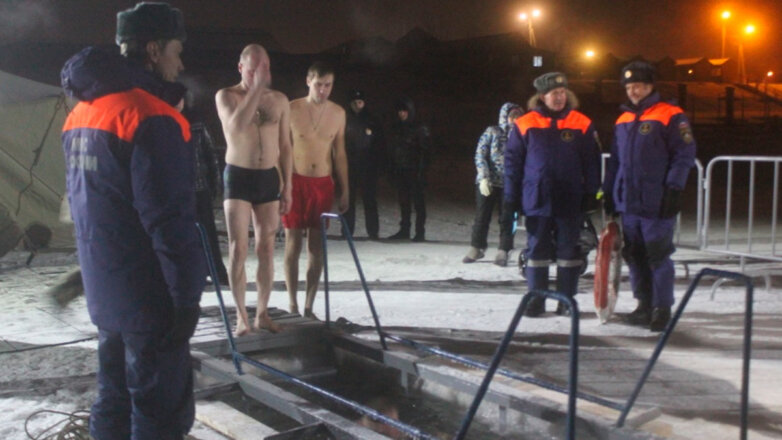 Врач напомнил, кому следует воздержаться от крещенских купаний