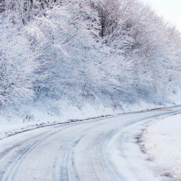 Опасные участки дорог зимой: водителям советуют быть особенно осторожными