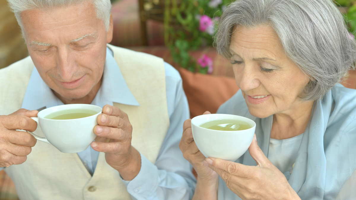 пенсионеры пьют чай