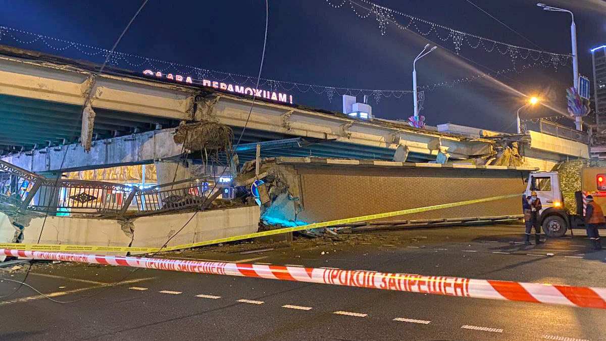 В центре Минска обрушилась часть моста