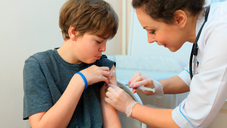 В России зарегистрировали вакцину от коронавируса для детей от 6 до 11 лет