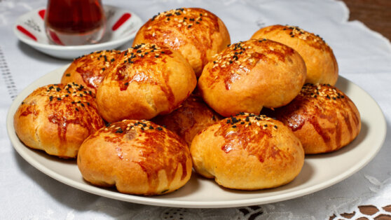 Что добавить в тесто, чтобы пирожки долго оставались мягкими: простая хитрость