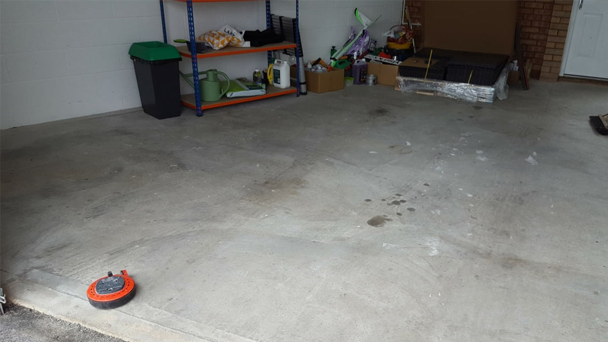 пыль на бетонном полу в гараже