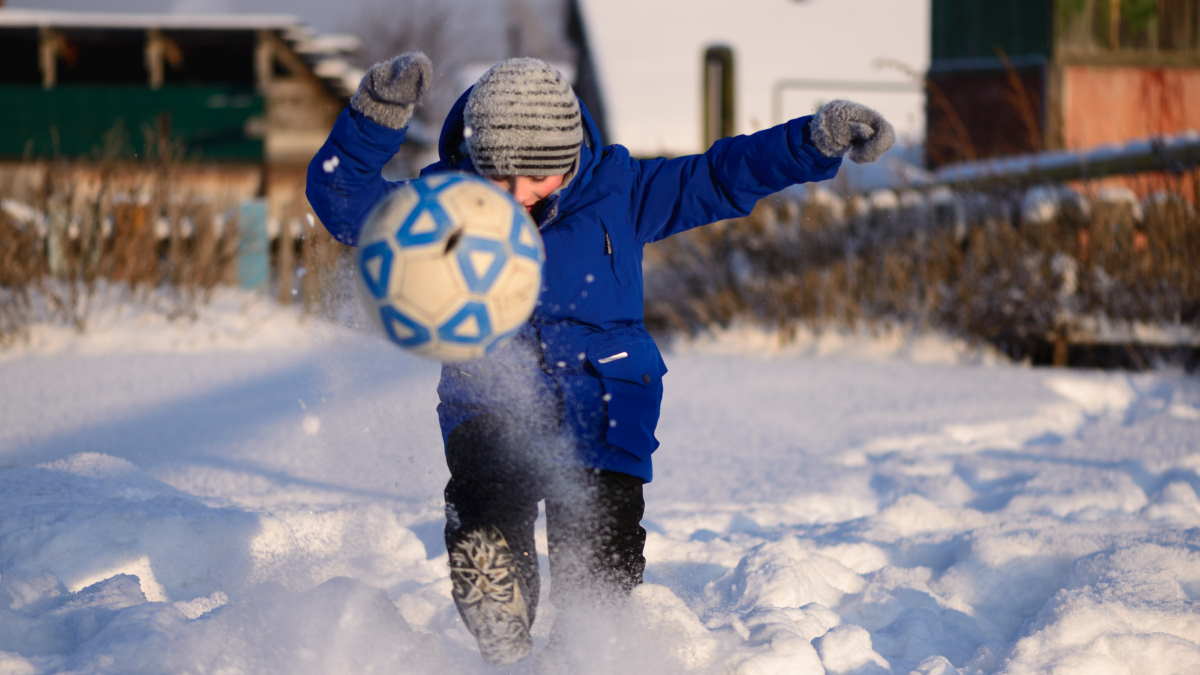 Сыграйте в футбол на снегу