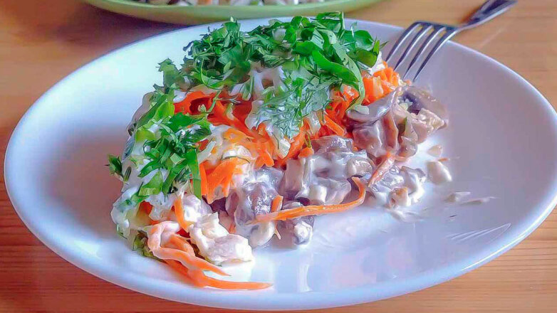 30 минут на кухне: салат с шампиньонами и корейской морковью