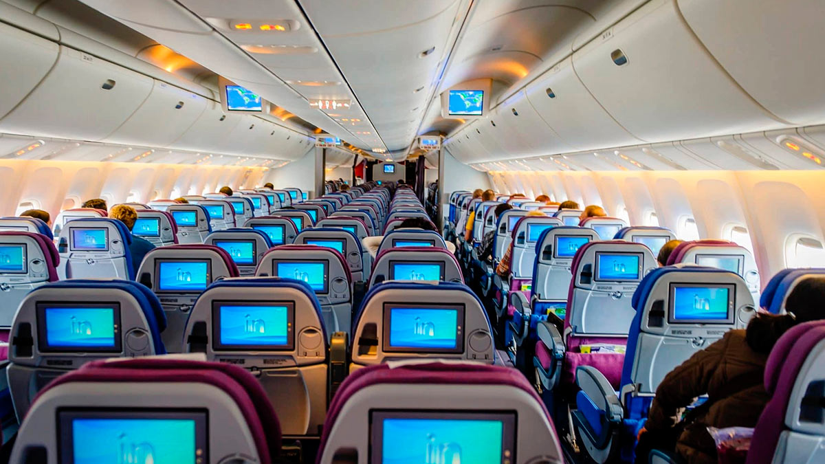 Бортпроводник признался, как пассажиров обманывают в самолетах