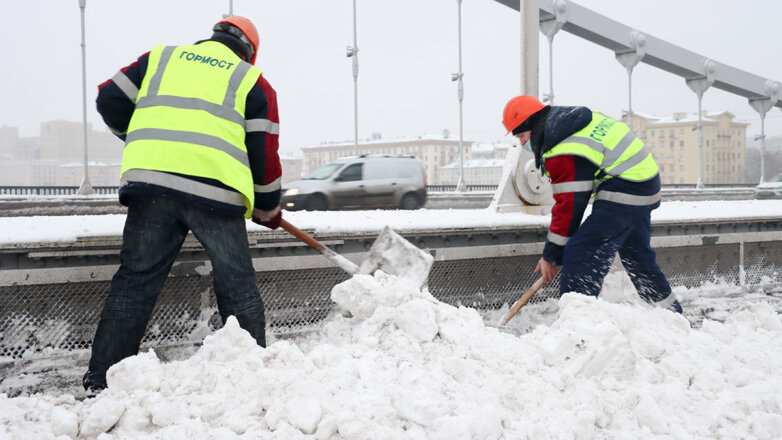 В Московском регионе из-за сильных снегопадов выросли полуметровые сугробы