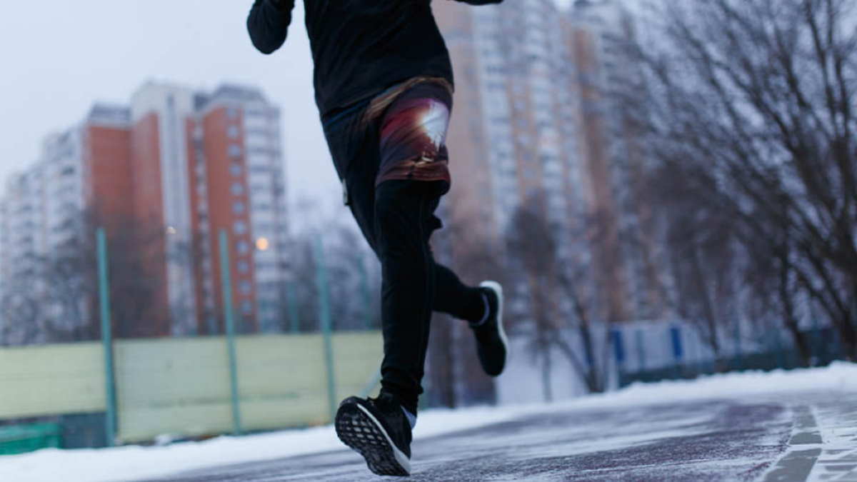 спортсмен бежит зимой