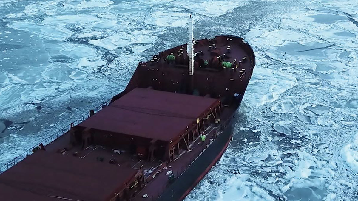 Экипаж грузового судна в Охотском море подал сигнал бедствия
