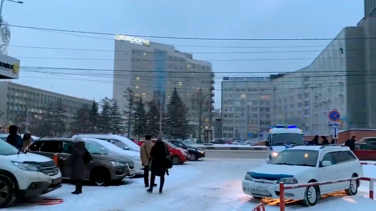 в Красноярске эвакуировали три ТЦ и школу