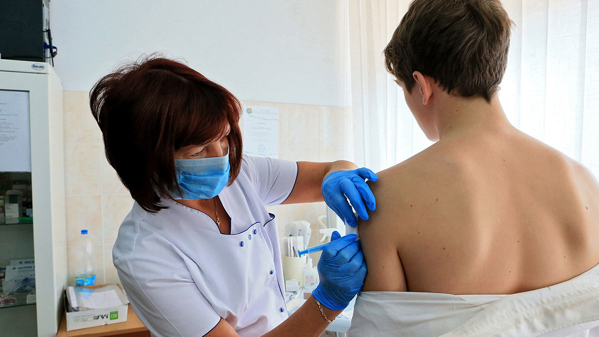 В Подмосковье начали вакцинацию подростков от COVID-19
