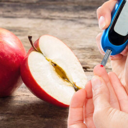 Снижает сахар в крови и риск развития диабета: назван полезный популярный фрукт