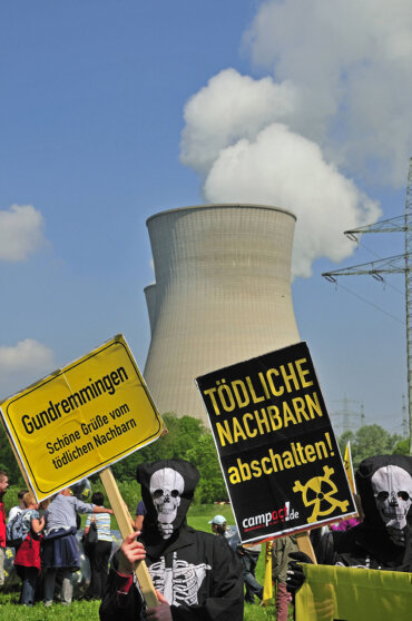 Антиядерная демонстрация возле атомной электростанции Гундремминген, Германия, Бавария
