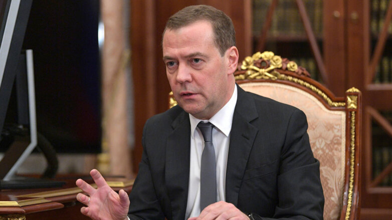 Медведев допустил введение продуктовых карточек в странах Европы