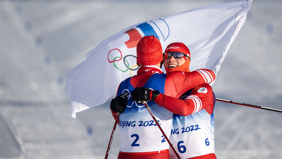 Лыжник Александр Большунов победил в скиатлоне и принес сборной России первую золотую медаль на зимних Олимпийских играх в Пекине