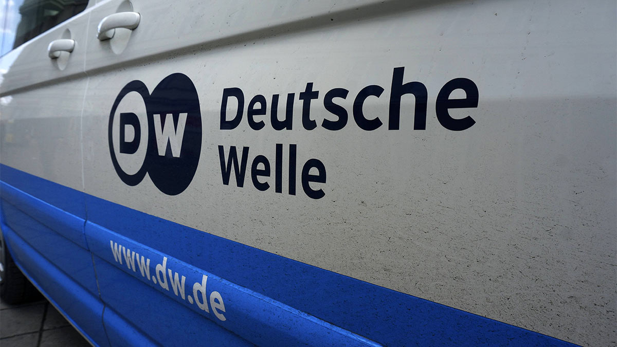 Чей канал dw. Корпункт Deutsche Welle. Deutsche Welle («немецкая волна»). Вещание Deutsche Welle 1980. Работники Deutsche Welle.