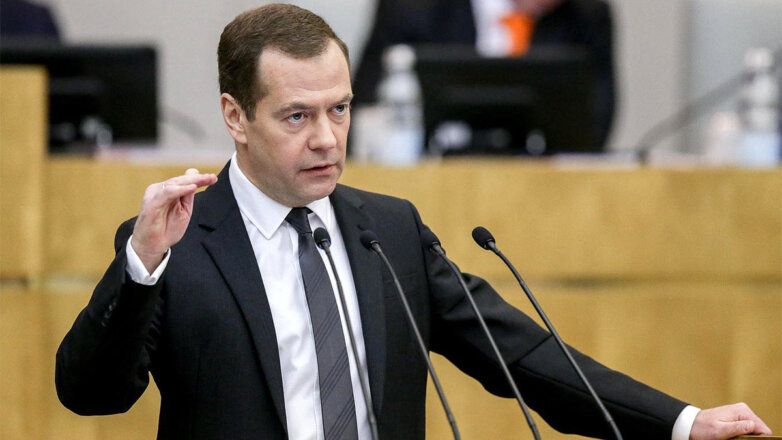 Медведев не исключил национализацию имущества лиц из США и ЕС