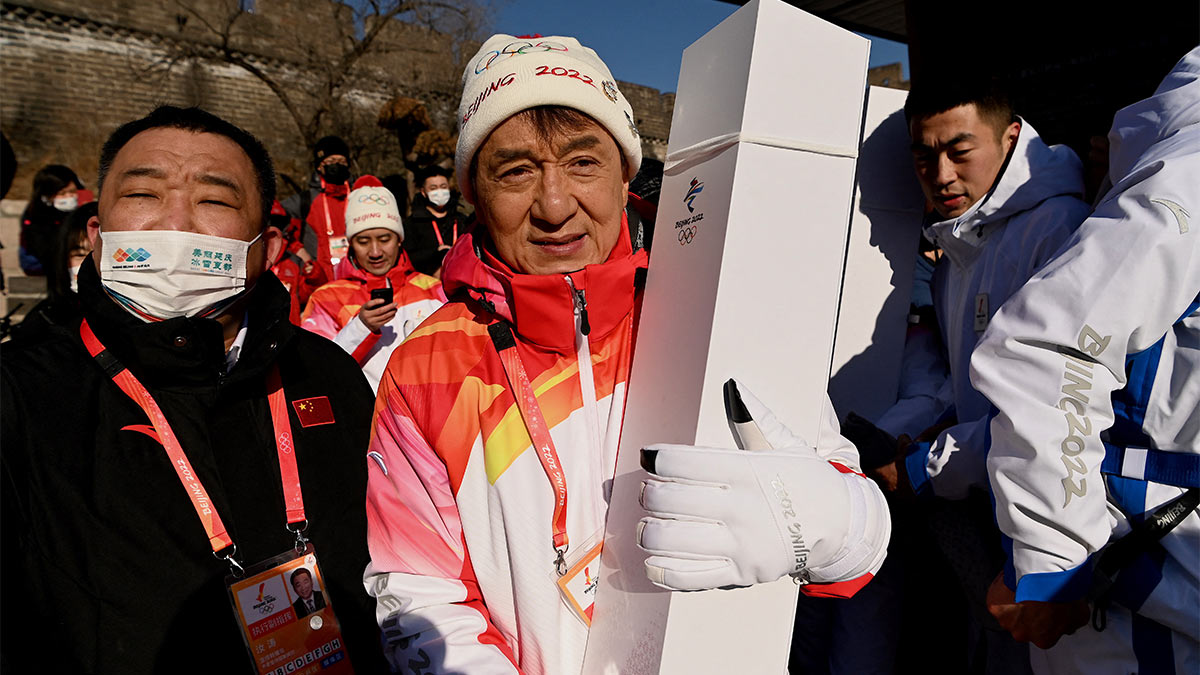 Джеки Чан пронес олимпийский огонь по Великой Китайской стене