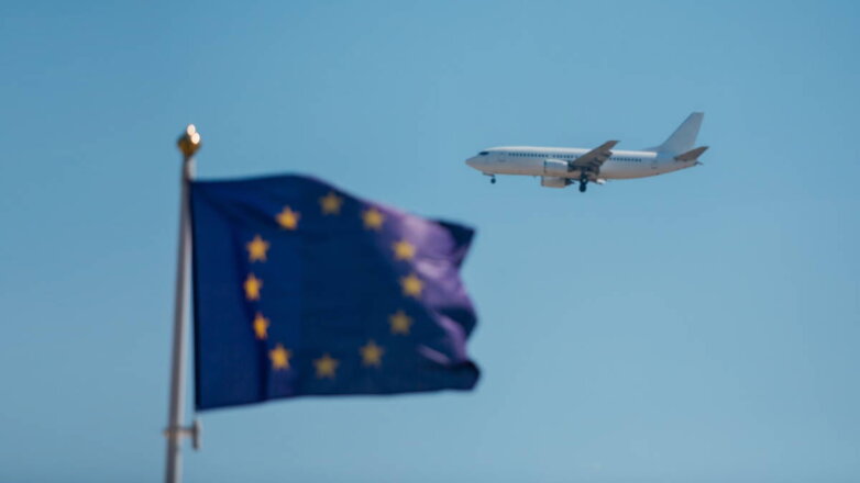 Флаг Евросоюза и самолёт