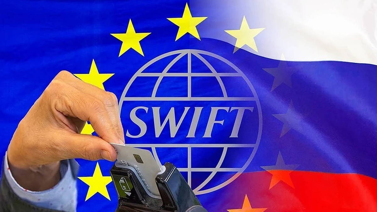 Флаги Евросоюза и России и логотип SWIFT