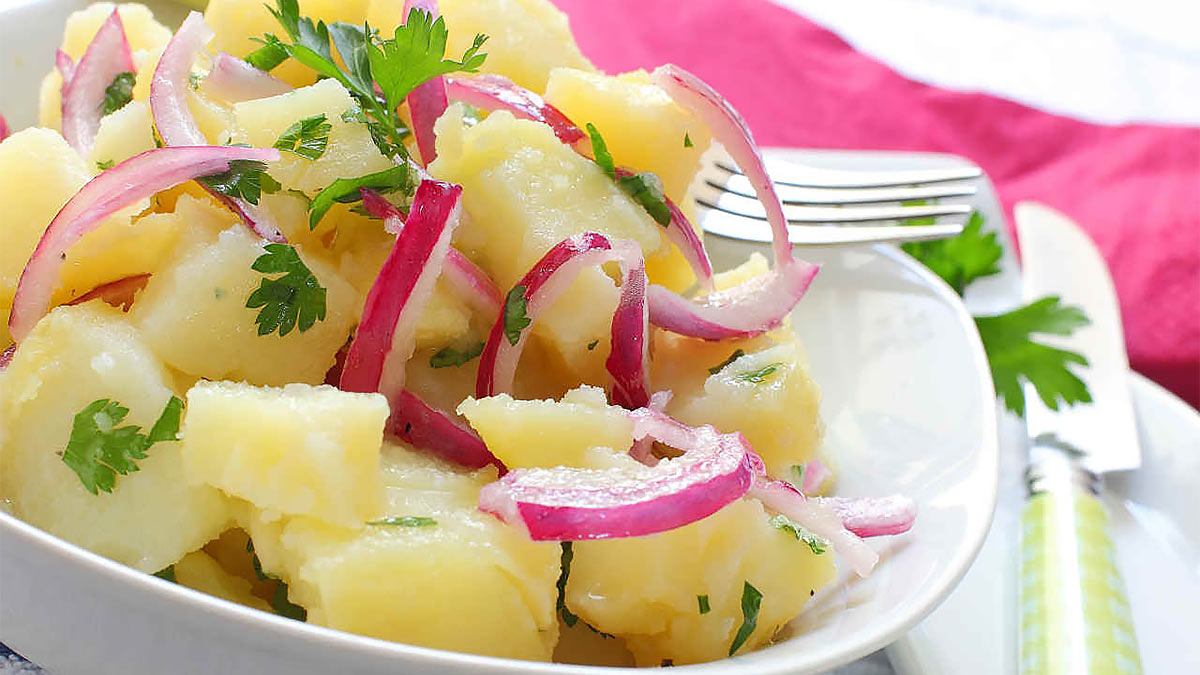 Салат из вареного картофеля с луком