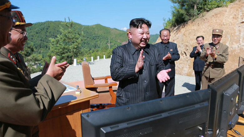 Высший руководитель КНДР (в центре) во время испытательного пуска межконтинентальной баллистической ракеты
