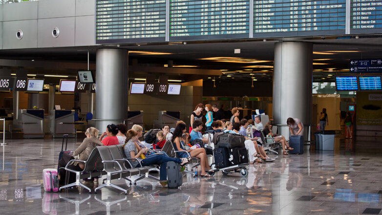 В аэропортах Москвы отменили и задержали более 200 рейсов