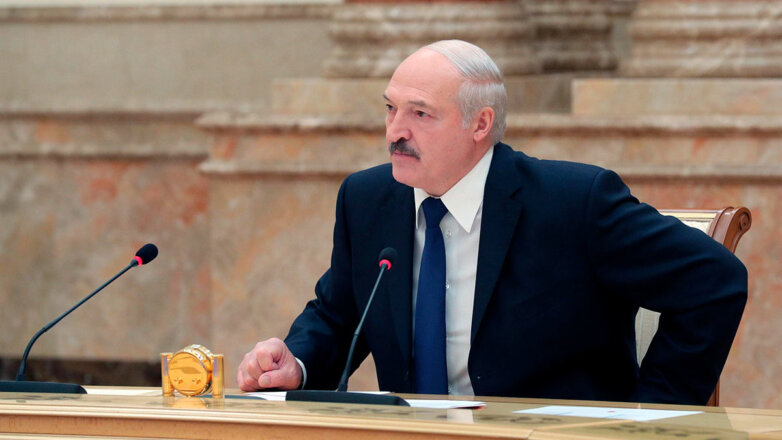 Лукашенко заявил, что Минск не может допустить "удара в спину" ВС России