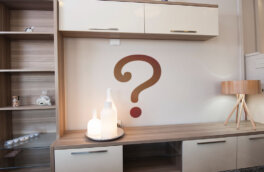 Что поставить в стенку вместо телевизора: 7 идей для гостиной