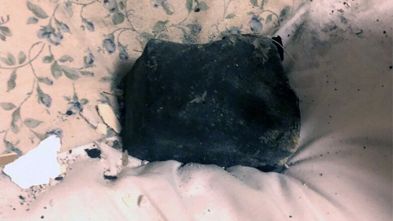 Осколок метеорита на кровати