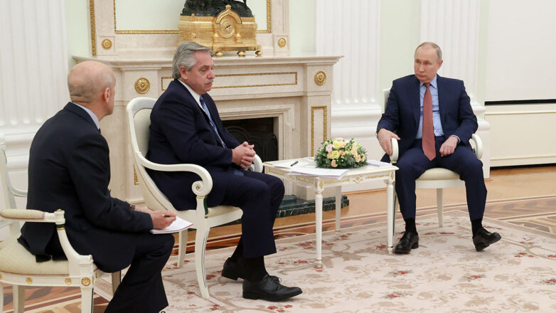 Президент РФ Владимир Путин и президент Аргентины Альберто Фернандес во время встречи в Кремле
