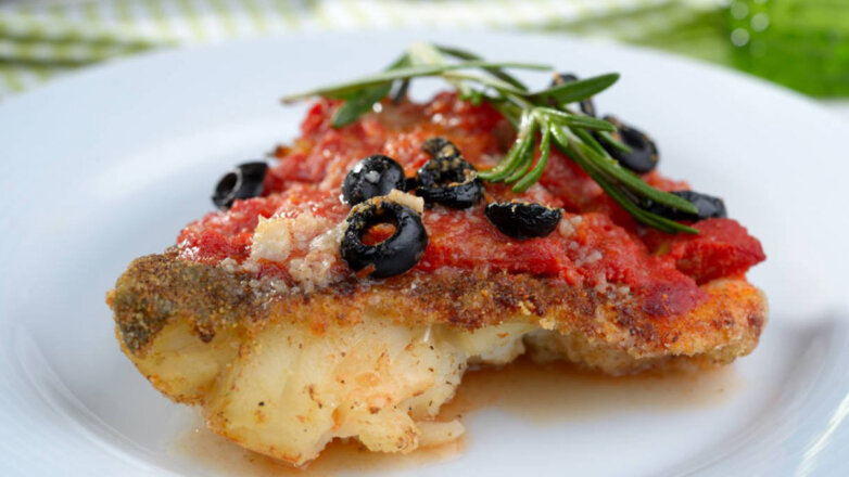 Праздничная кухня: запеченная рыба по-гречески в томатном соке