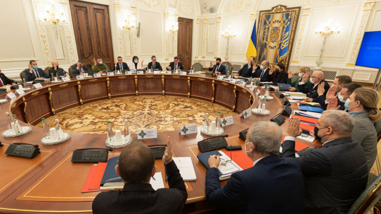 Власти Украины приостановили работу ряда партий