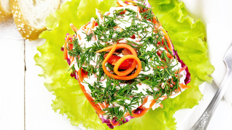 Праздничная кухня: салат на 23 Февраля с морковью и черносливом