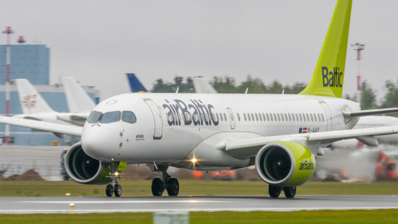 Латвийская авиакомпания airBaltic приостановила полеты в Россию