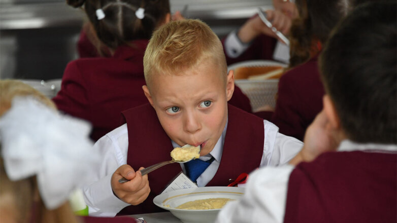 В России более 7,7 миллионов школьников обеспечили бесплатным горячим питанием