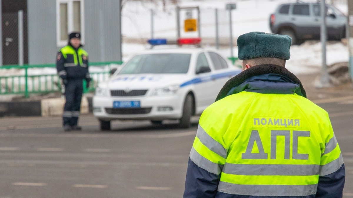 Сотрудники ГИБДД в Петербурге напали на 24-летнюю девушку
