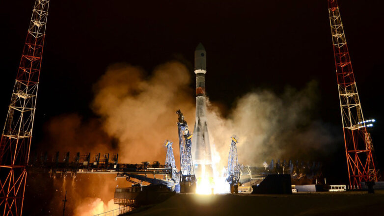 Минобороны запустило ракету-носитель "Союз-2" с военным спутником