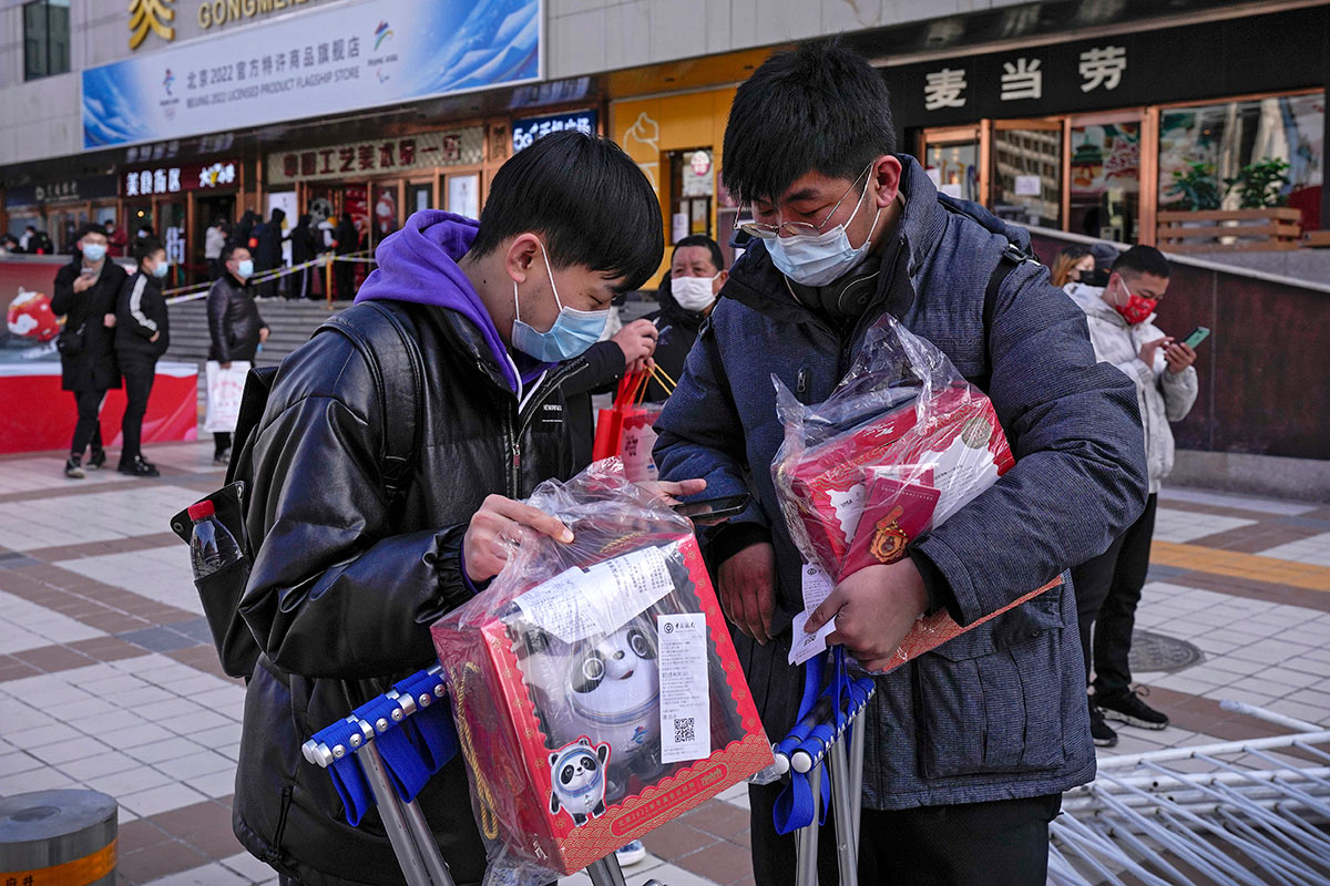 Очереди в официальный магазин олимпийских сувениров в Пекине
