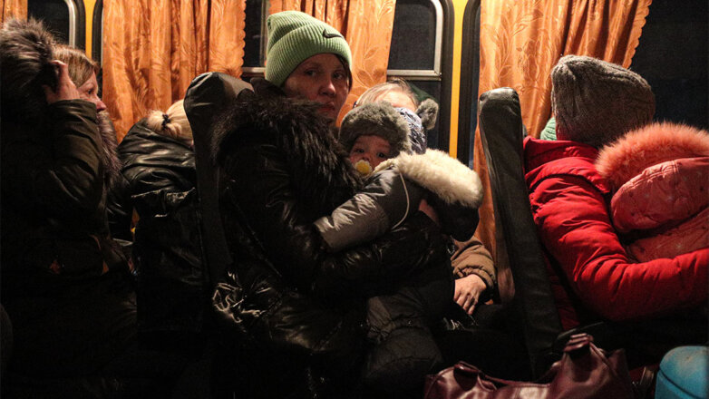 Эвакуированные граждане Донецкой народной республики (ДНР) во время прибытия в лагерь беженцев, организованный на базе Детского оздоровительного центра 