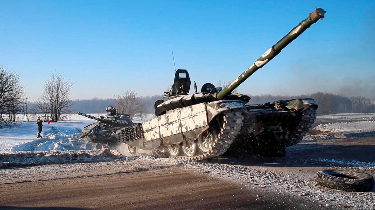 Россия и Белоруссия решили продолжить военные учения из-за ситуации в Донбассе