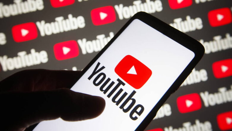 Телефон и логотип YouTube