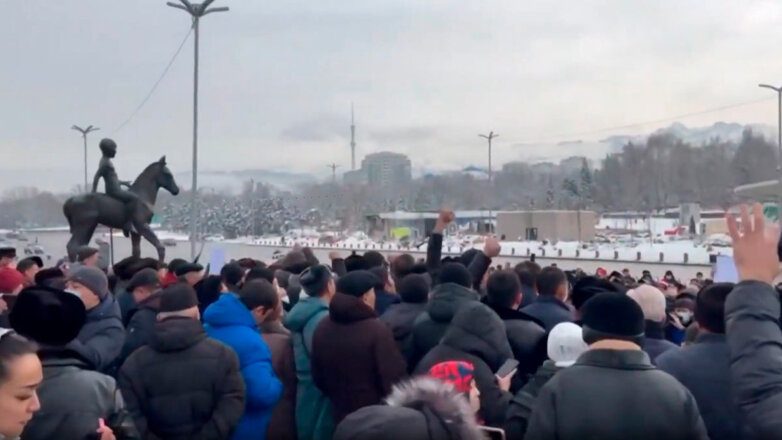 В Алма-Ате люди собираются на несогласованный митинг в память жертв январских событий