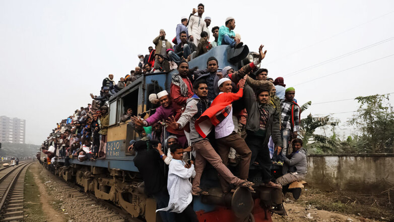 Поездка паломников на поезде в Бангладеше
